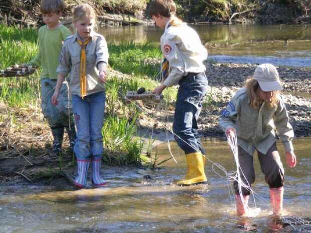 Kinder, die im Wasser spielen.